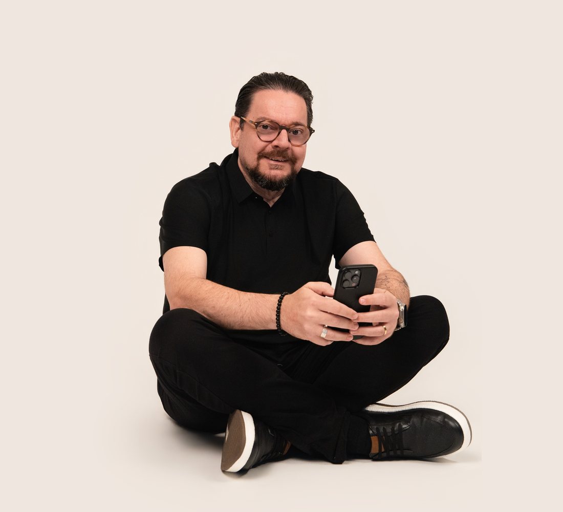 Fabricio Albrecht com o celular, sessão de mentoria online